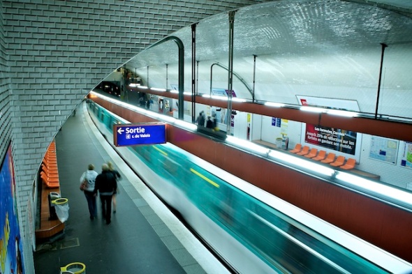 Train moving through Paris Metro station